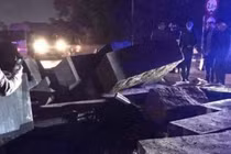 Xe đầu kéo làm rơi hàng chục khối bê tông lớn, đè chết nam công nhân