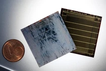 Modules điện mặt trời perovskite có màu sắc áp mặt tiền các ngôi nhà.