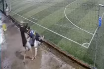 Anh K bị nhóm người dùng hung khí chém tới tấp.