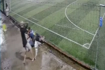 Anh K bị nhóm người dùng hung khí chém tới tấp.