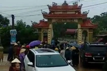 Cảnh sát hình sự điều tra vụ hơn 20 tên côn đồ phá cổng làng