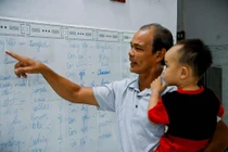 Ngạc nhiên bé 2 tuổi bỗng dưng tự biết đọc tiếng Việt lẫn tiếng Anh