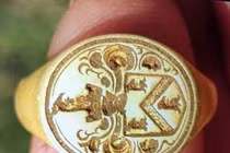 Tìm thấy nhẫn cổ 500 năm tuổi trong khu đất bỏ hoang