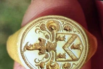 Tìm thấy nhẫn cổ 500 năm tuổi trong khu đất bỏ hoang