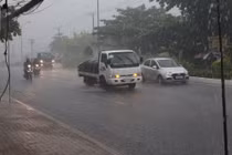 Ngay 1/4, không khí lạnh cực mạnh đổ bộ, cả nước mưa giông diện rộng.