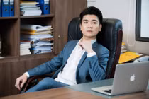 Thiếu gia SHB nghìn tỷ... đi xe máy, mặc đồ sale, ăn quán vỉa hè