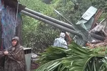 Video: Núi bất ngờ đổ sập cuốn trôi nhà dân ở Bắc Trà My