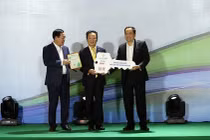 Ngân hàng và doanh nghiệp của bầu Hiển ủng hộ các bệnh viện 4,5 tỷ đồng