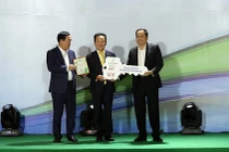 Ngân hàng và doanh nghiệp của bầu Hiển ủng hộ các bệnh viện 4,5 tỷ đồng