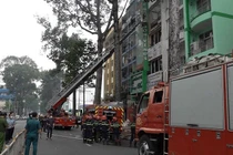 Lực lượng chữa cháy dùng phương tiện chuyên dụng tiếp cận, giải cứu hai người trên 60 tuổi mắc kẹt.