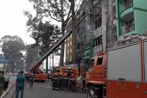 Lực lượng chữa cháy dùng phương tiện chuyên dụng tiếp cận, giải cứu hai người trên 60 tuổi mắc kẹt.