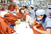 HSBC: Thách thức cho Việt Nam chủ yếu ở da giày và dệt may