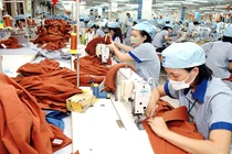 HSBC: Thách thức cho Việt Nam chủ yếu ở da giày và dệt may