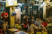 Hà Nội cho mở hàng ăn uống qua 21 giờ