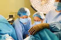 Bé gái khóc sướt mướt vì bụng phình to, đau dữ dội khi đèn đỏ, bác sĩ chỉ ra nguyên nhân bất ngờ