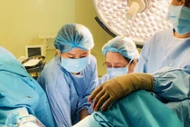 Bé gái khóc sướt mướt vì bụng phình to, đau dữ dội khi đèn đỏ, bác sĩ chỉ ra nguyên nhân bất ngờ