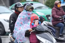 Miền Bắc rét có nơi 13 độ C, mưa dông kèm gió mạnh gây thiệt hại lớn nhiều nơi