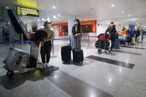 Hướng dẫn mới về phí test nhanh Covid-19 cho người nhập cảnh Việt Nam