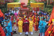 Cụ bà U80 Sài Gòn đi dâng hương tưởng niệm các vua Hùng từ 3 giờ sáng