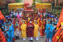 Cụ bà U80 Sài Gòn đi dâng hương tưởng niệm các vua Hùng từ 3 giờ sáng