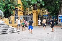 Đá bóng sân gạch ngã liệt nửa người 