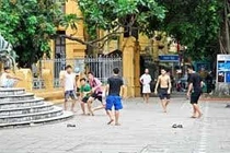 Đá bóng sân gạch ngã liệt nửa người 