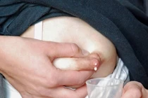 Có nên vắt sữa non trước khi sinh