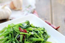 Giữ màu xanh cho rau muống xào