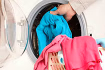 Đừng lạm dụng giặt quần áo bằng nước nóng