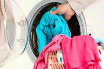 Đừng lạm dụng giặt quần áo bằng nước nóng