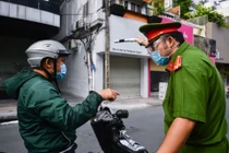 Người đàn ông ở TP.HCM chửi bới, giật biên bản khi bị xử phạt