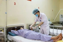 Mất ngón tay do mắc nhẫn vào đinh ốc