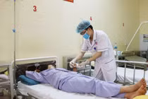 Mất ngón tay do mắc nhẫn vào đinh ốc