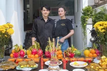 Nghệ sĩ Việt làm mâm cỗ cúng ngày vía Thần Tài