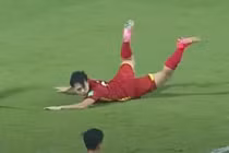 Văn Toàn nói gì sau tình huống ngã trong vòng cấm Malaysia?