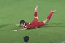 Văn Toàn nói gì sau tình huống ngã trong vòng cấm Malaysia?