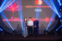 Ông Lê Thành Trung, Giám đốc Trung tâm Thẻ SHB (ở giữa) đại diện ngân hàng nhận giải thưởng “Ngân hàng có tốc độ tăng trưởng giao dịch thẻ thanh toán online tốt nhất năm 2021 của Mastercard Việt Nam”.