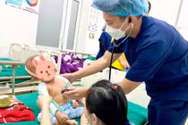 Phẫu thuật “tối khẩn” cứu trẻ 16 tháng nguy kịch vì bị khối bê tông đè lên người