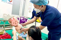 Phẫu thuật “tối khẩn” cứu trẻ 16 tháng nguy kịch vì bị khối bê tông đè lên người