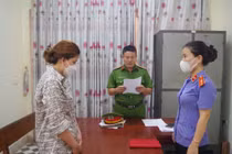 Công an huyện Cẩm Xuyên đọc quyết định khởi tố bị can đối với Nguyễn Thị Huyền. Ảnh: Công an tỉnh Hà Tĩnh. 