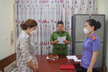 Công an huyện Cẩm Xuyên đọc quyết định khởi tố bị can đối với Nguyễn Thị Huyền. Ảnh: Công an tỉnh Hà Tĩnh. 