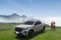 Mẫu xe bán tải Nissan Navara và mẫu sedan Nissan Almera phiên bản mới, đạt tiêu chuẩn khí thải Euro 5. 