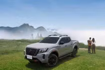 Mẫu xe bán tải Nissan Navara và mẫu sedan Nissan Almera phiên bản mới, đạt tiêu chuẩn khí thải Euro 5. 