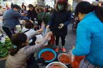 Dân chung cư rồng rắn mua đồ lễ cúng ông Công ông Táo