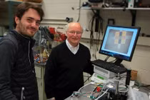 Ánh sáng có thể tăng hiệu suất của pin nhiên liệu và pin lithium-ion