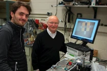 Ánh sáng có thể tăng hiệu suất của pin nhiên liệu và pin lithium-ion