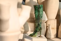 Bộ sưu tập 12 chiếc giày gốm Bát Tràng độc lạ thu hút công chúng