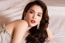 Ngọc Trinh “bung lụa” cưỡi môtô phô diễn đường cong “nghẹt thở”