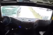 Khoảnh khắc nam tài xế xe tải mải dùng điện thoại bị xe ngược chiều tông trực diện.