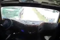 Khoảnh khắc nam tài xế xe tải mải dùng điện thoại bị xe ngược chiều tông trực diện.